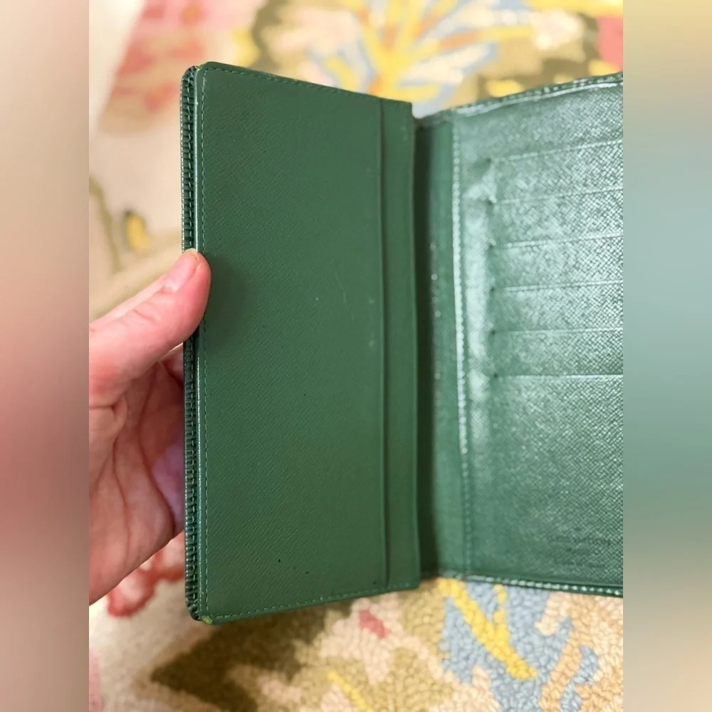 LOUIS VUITTON Vintage Unisex Green Epi Leather Long Bi-Fold Agenda Wallet